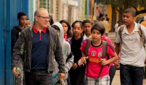 Professor transforma a cidade em sala de aula para ensinar geografia