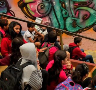 Professor transforma a cidade em sala de aula para ensinar geografia